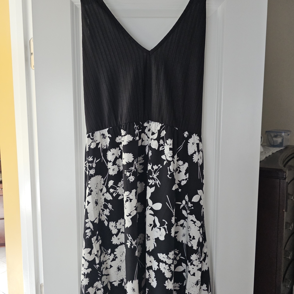 Chic Black and White Floral Backless Dress